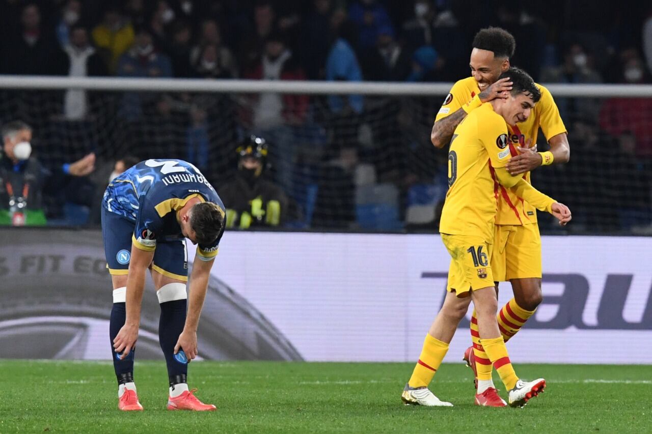 Pedri celebra con Aubameyang, quien selló el triunfo de Barcelona ante Napoli
