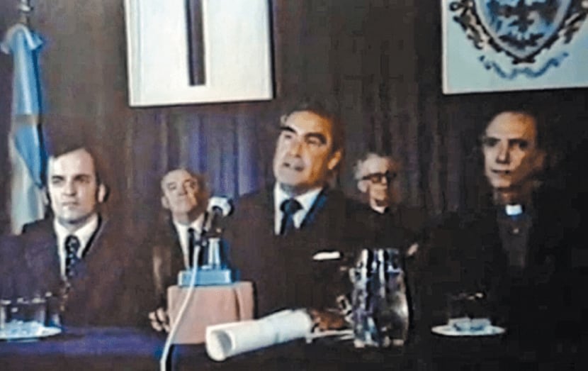 José Francisco Piñón (izquierda) junto a Emilio Massera en 1977.