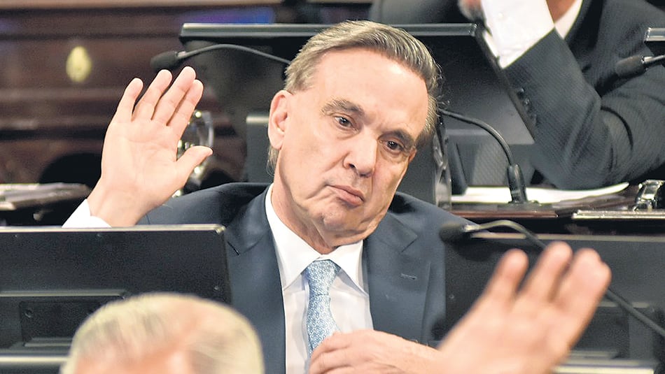 La imagen que se dará mañana: Pichetto con la mano alzada contra las tarifas.