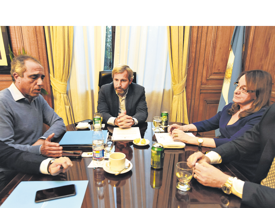 Rogelio Frigerio recibió, junto al secretario de Provincias, Alejandro Caldarelli (izq.), a Alicia Kirchner.
