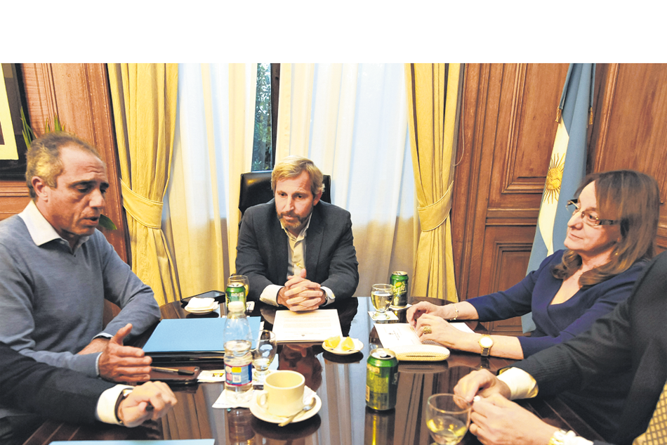 Rogelio Frigerio recibió, junto al secretario de Provincias, Alejandro Caldarelli (izq.), a Alicia Kirchner.