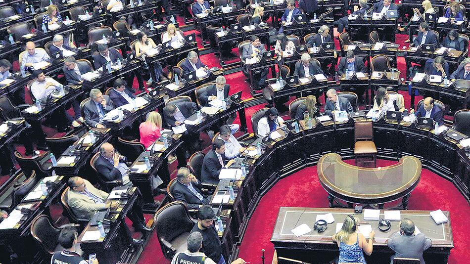 La oposición y algunos diputados oficialistas habían convocado a una sesión especial para hoy.