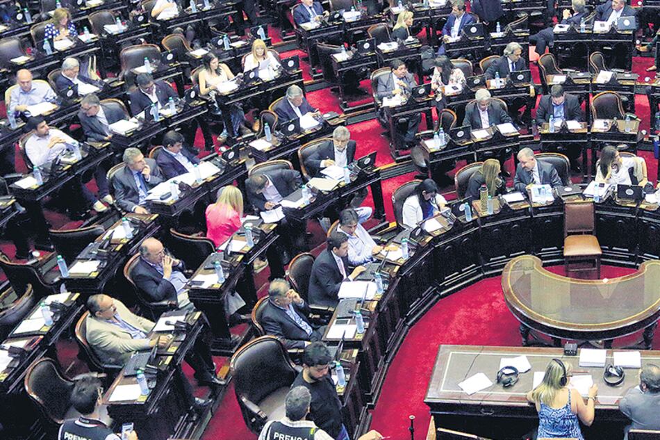 La oposición y algunos diputados oficialistas habían convocado a una sesión especial para hoy.