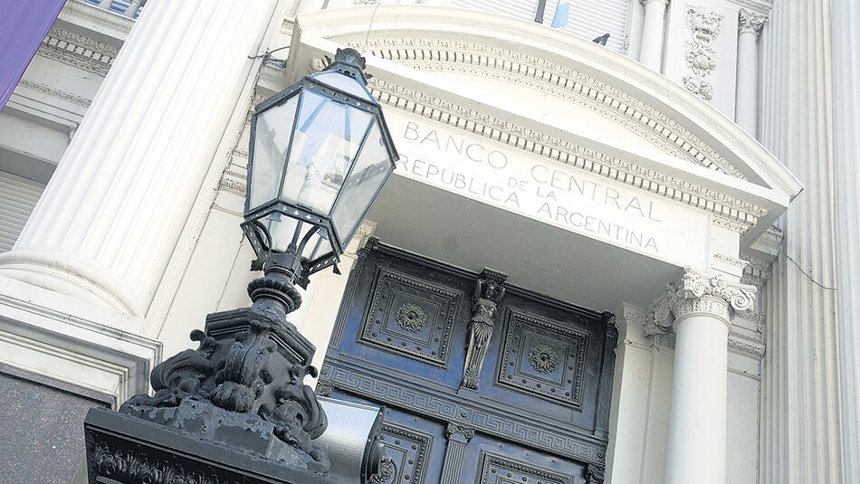 La política del Banco central sigue tropezando en su afán de bajar la inflación. El Ejecutivo le puso límites a sus instrumentos.