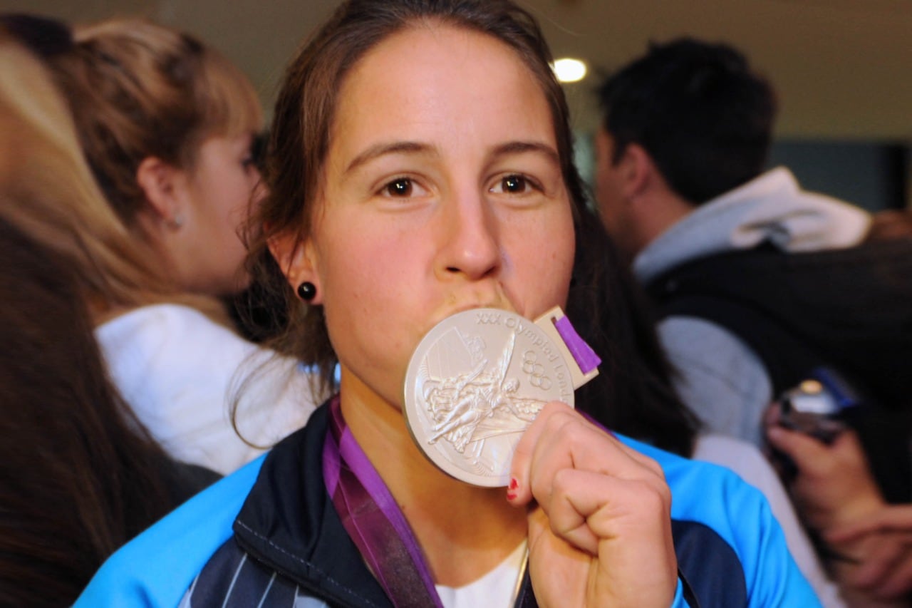 Sofía Maccari besa la medalla que le robaron.
