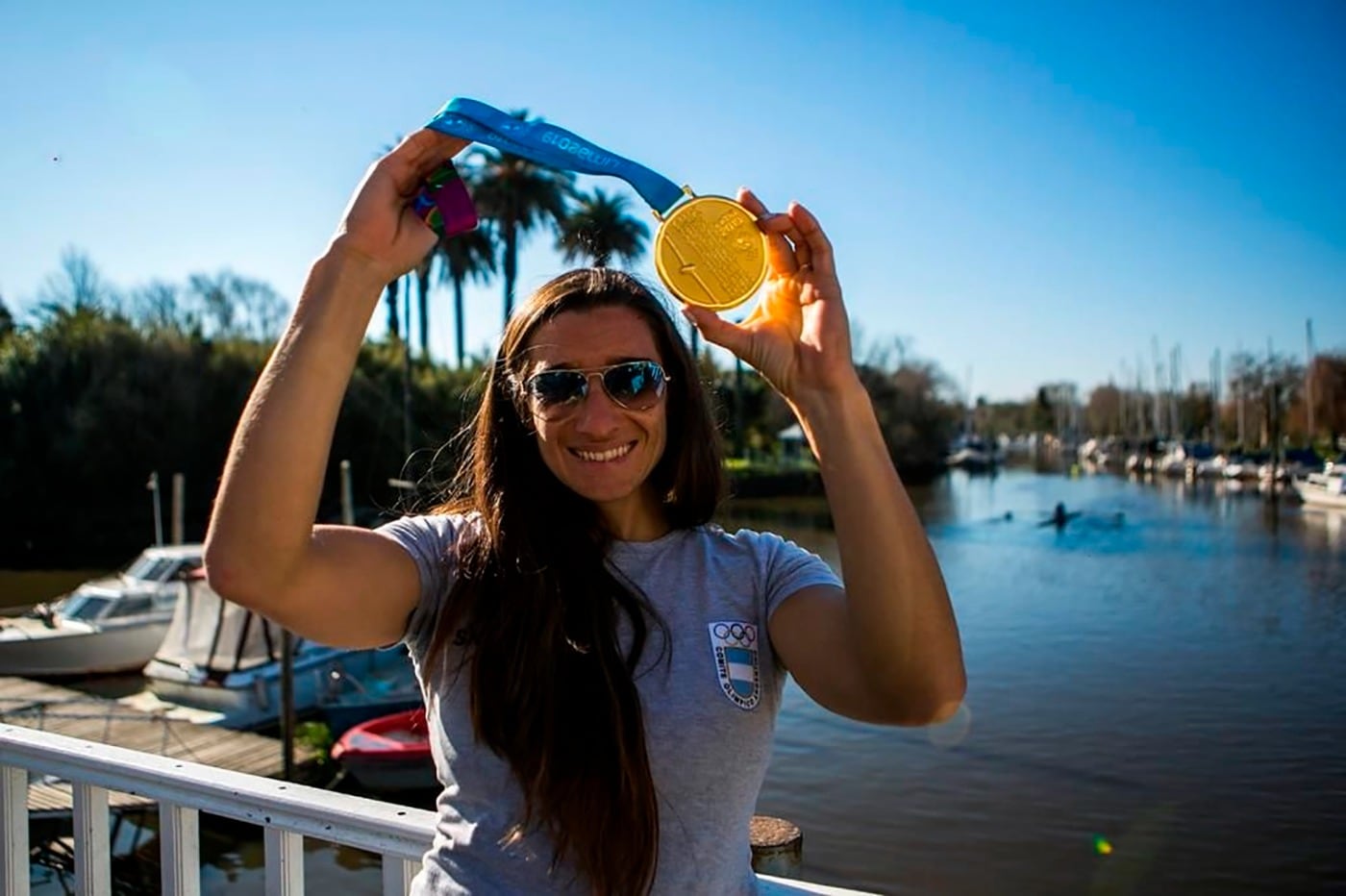 Sabrina Ameghino muestra una de las tantas medallas que ganó