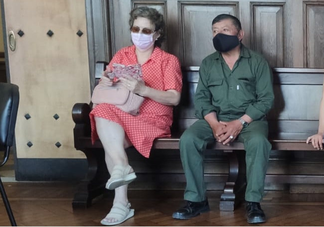 Andrés Salazar, antes de declarar, junto a Nora Leonard, militante histórica de DDHH. 