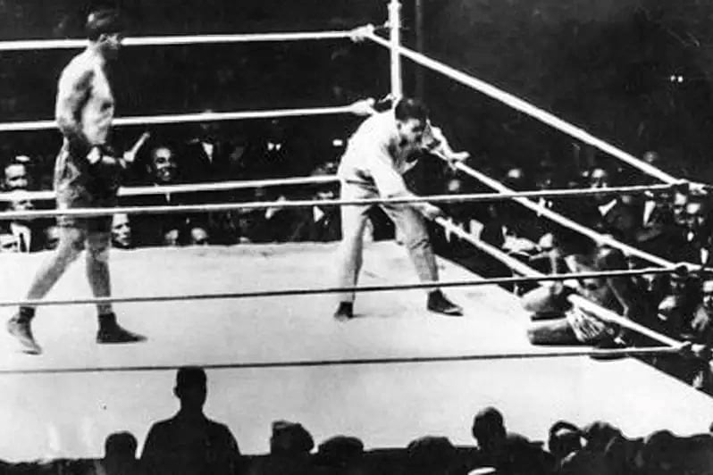 Firpo en el centro del ring, a la espera de que Dempsey vuelva al combate