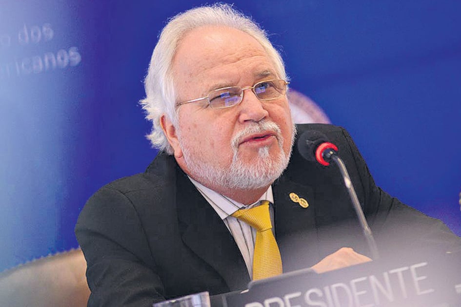 “No somos burócratas como dicen por ahí”, le respondió Eguiguren a Morales, que lo calificó como tal.