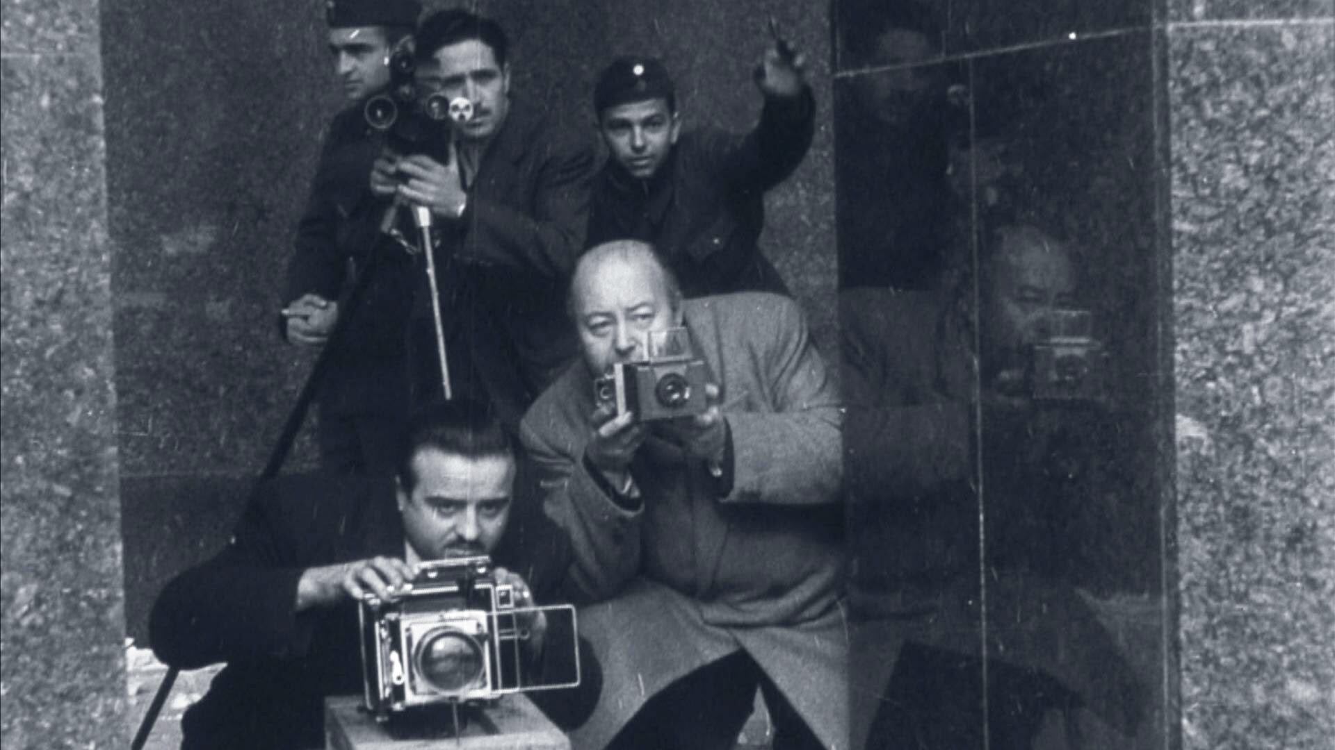 Por momentos el film parece la puesta en movimiento de la extraordinaria serie del artista plástico Daniel Santoro.