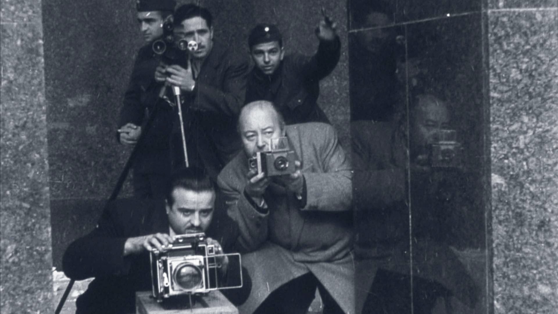 Por momentos el film parece la puesta en movimiento de la extraordinaria serie del artista plástico Daniel Santoro.