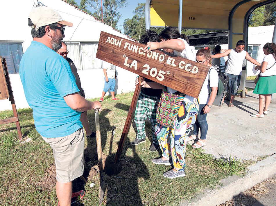 Militantes señalizaron el centro clandestino el sábado y luego la policía removió los carteles.
