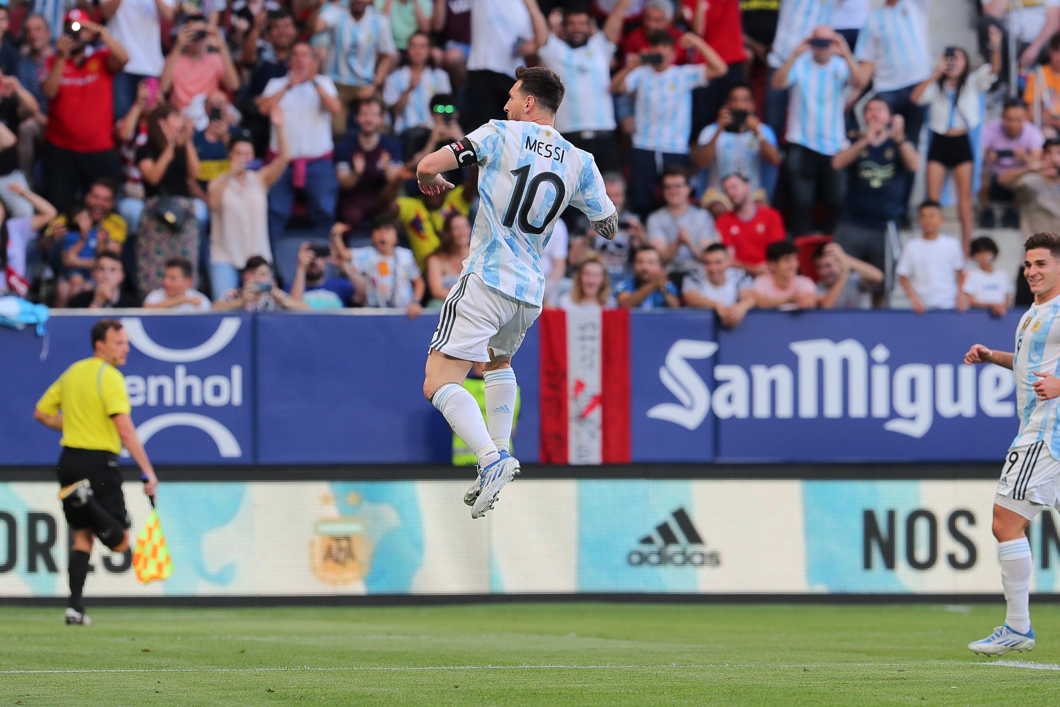 Lionel Messi celebra de unos sus cinco goles ante Estonia. Foto: AFA.