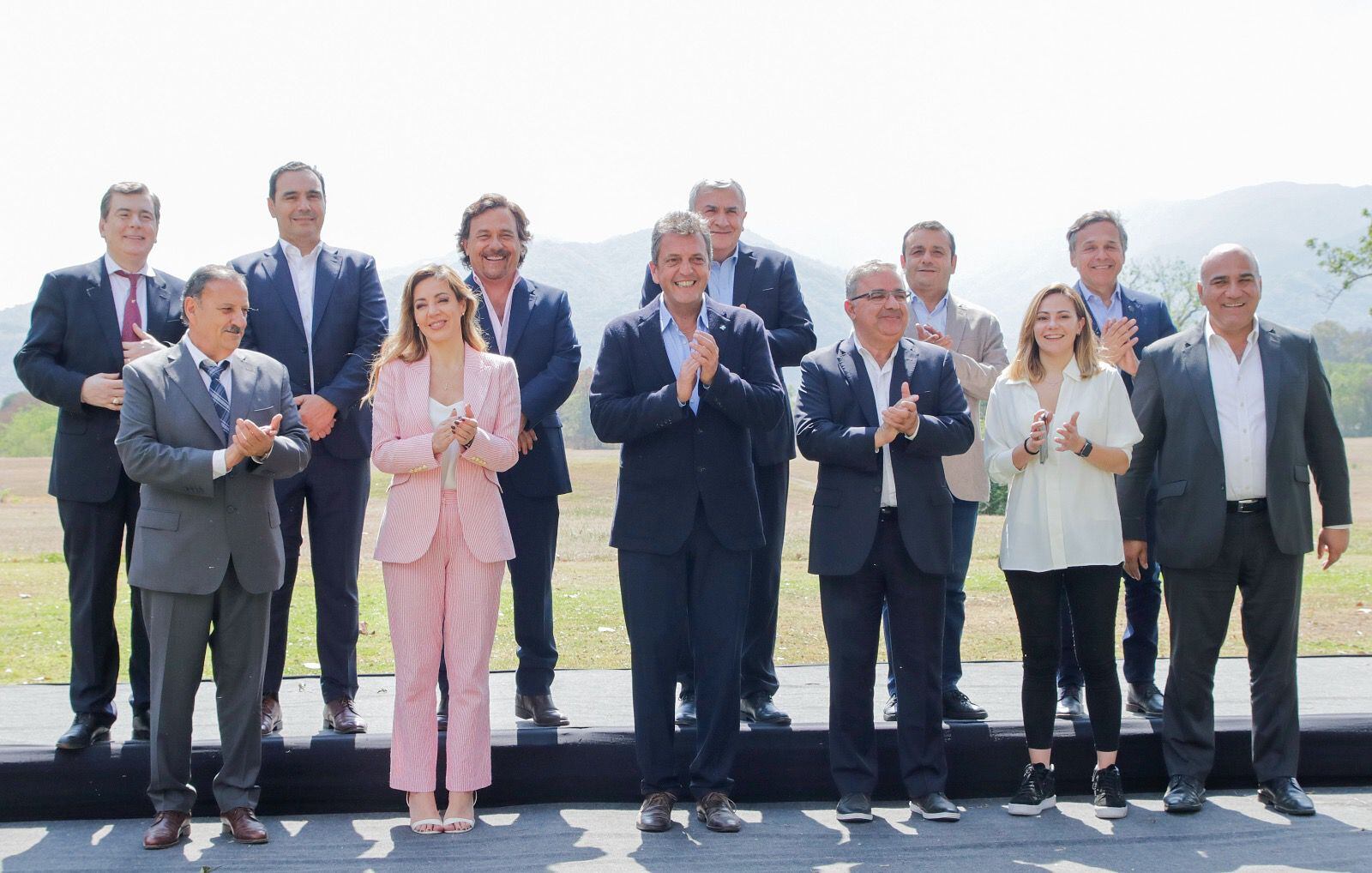 La foto de Sergio Massa con dos gobernadores radicales incluidos.