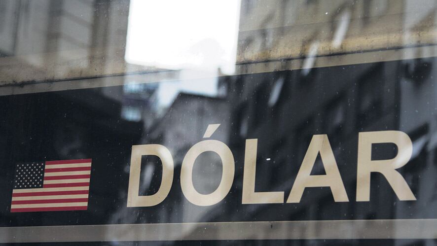 El dólar cerró con una baja de un centavo, hasta 17,26 pesos.