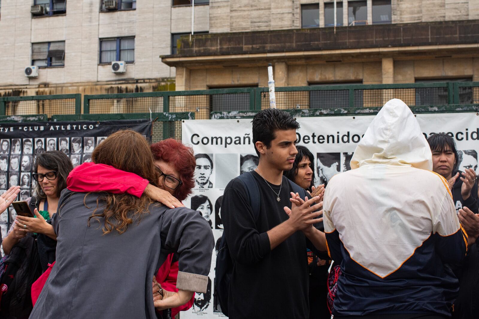 Acto de sobrevivientes y familiares frente a Comodoro Py.