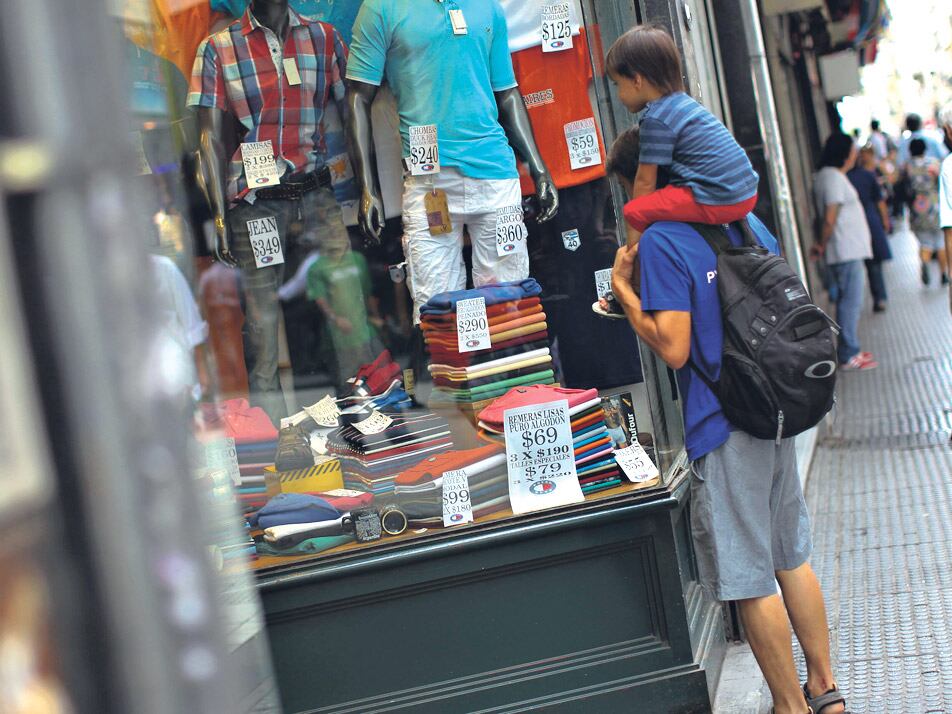 Las cifras de consumo muestran que la gente mira pero no le alcanza para comprar.
