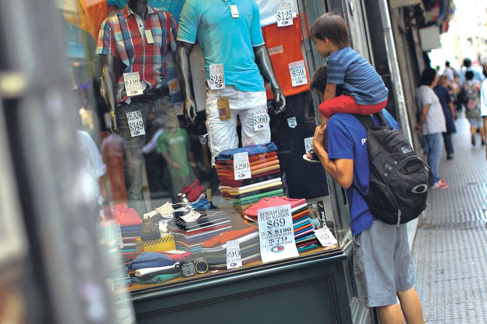 Las cifras de consumo muestran que la gente mira pero no le alcanza para comprar.