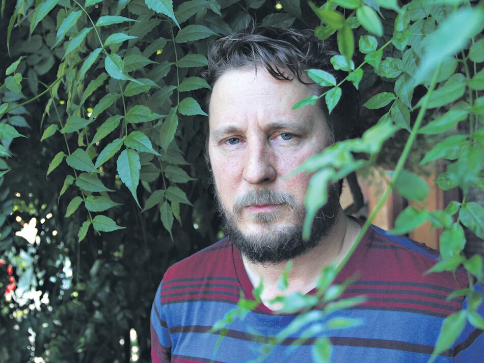 Pedro B. Rey es escritor y crítico literario. El “personaje Katsikas” aparece en tres de los relatos de su libro. 