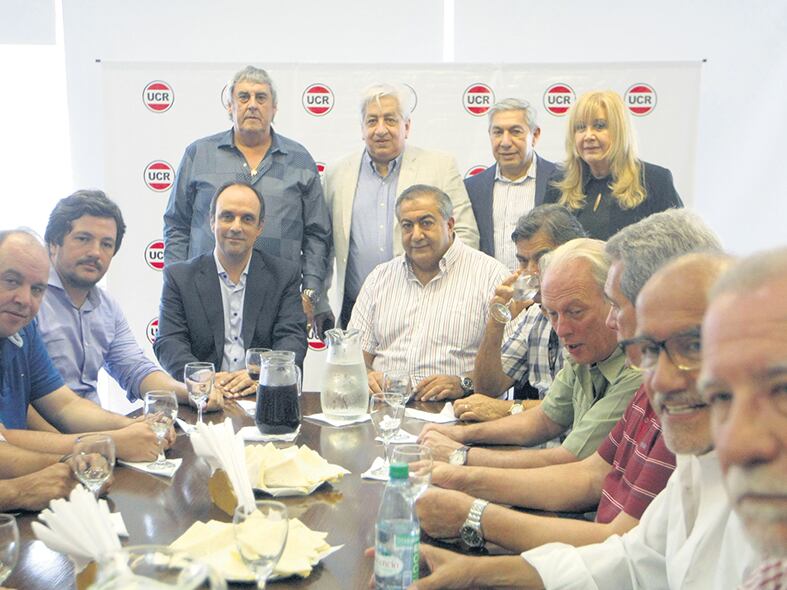 Daer, Piumato, Plaini entre los dirigentes de la CGT. Corral, Ceballos y Martínez, por la UCR.