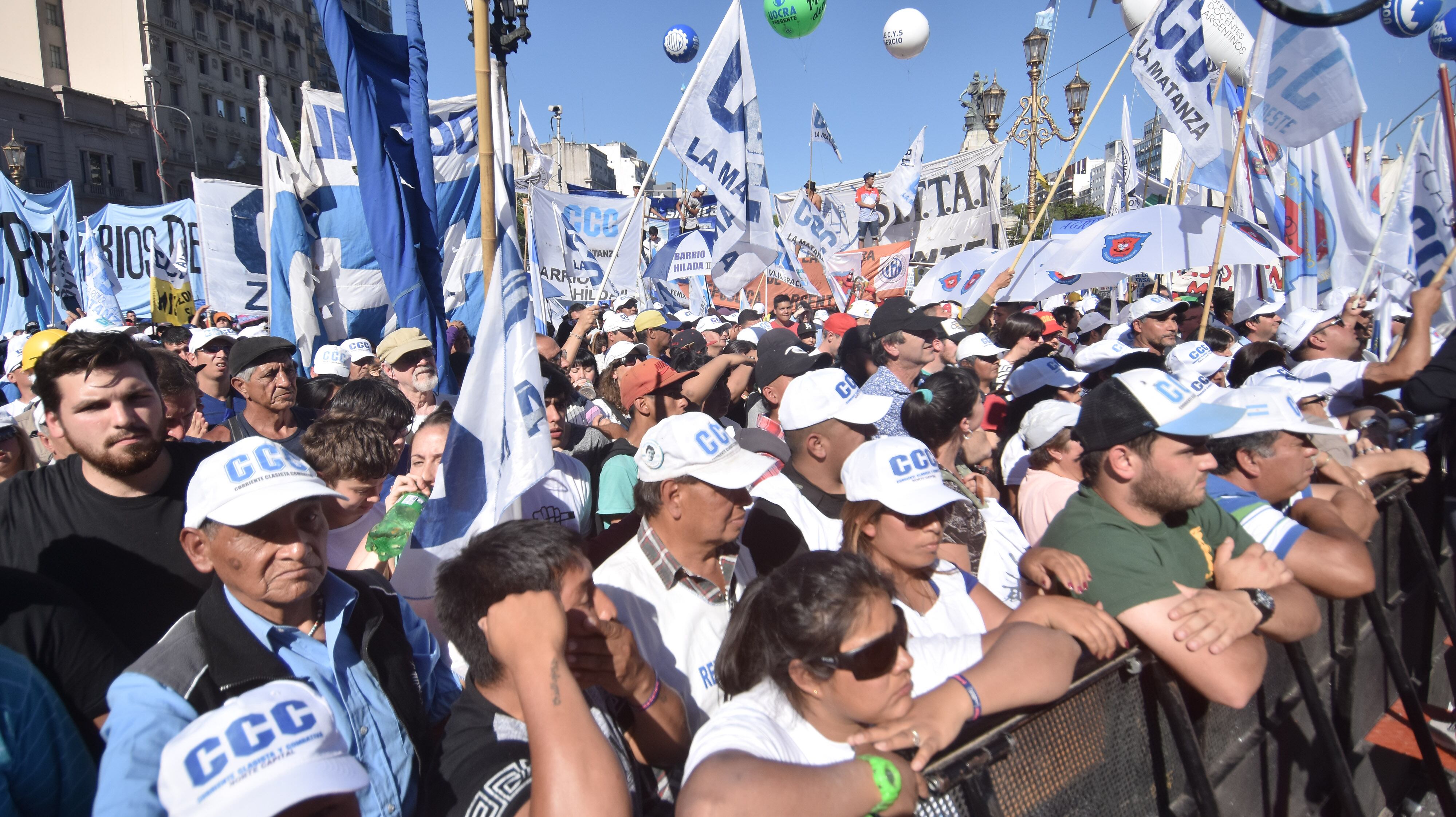 Más de 200 mil personas se  concentraron el viernes frente al Congreso para por la Ley de Emergencia Social.