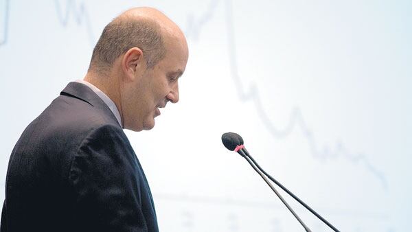 Federico Sturzenegger, presidente del Banco Central, convirtió a dólares la mitad del swap vigente.