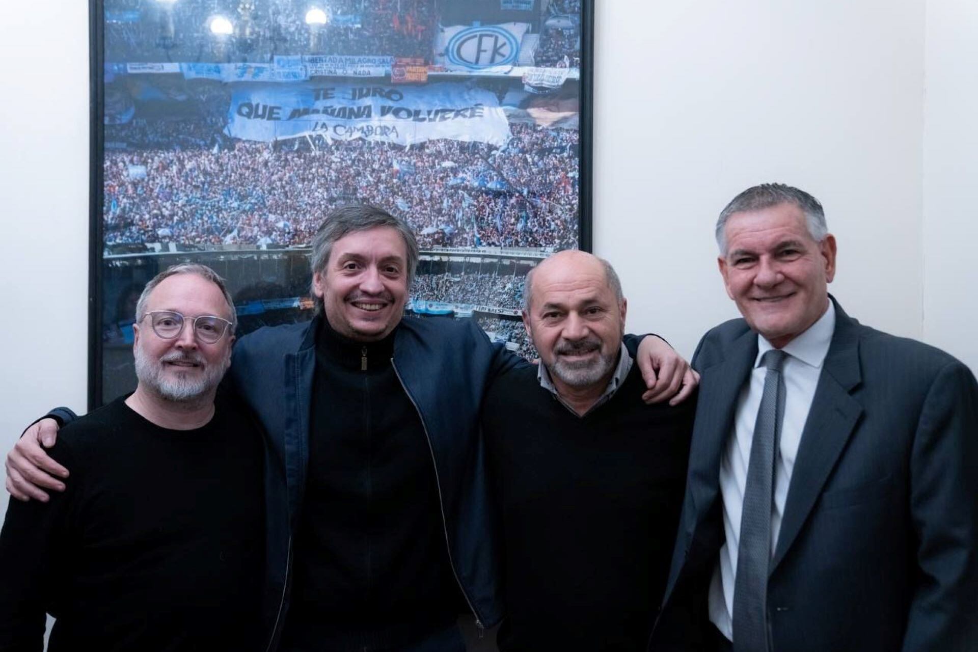 El kirchnerismo y el Frente Renovador anunciaron que le facilitaron los avales que necesitaba Daniel Scioli para presentarse como candidato.