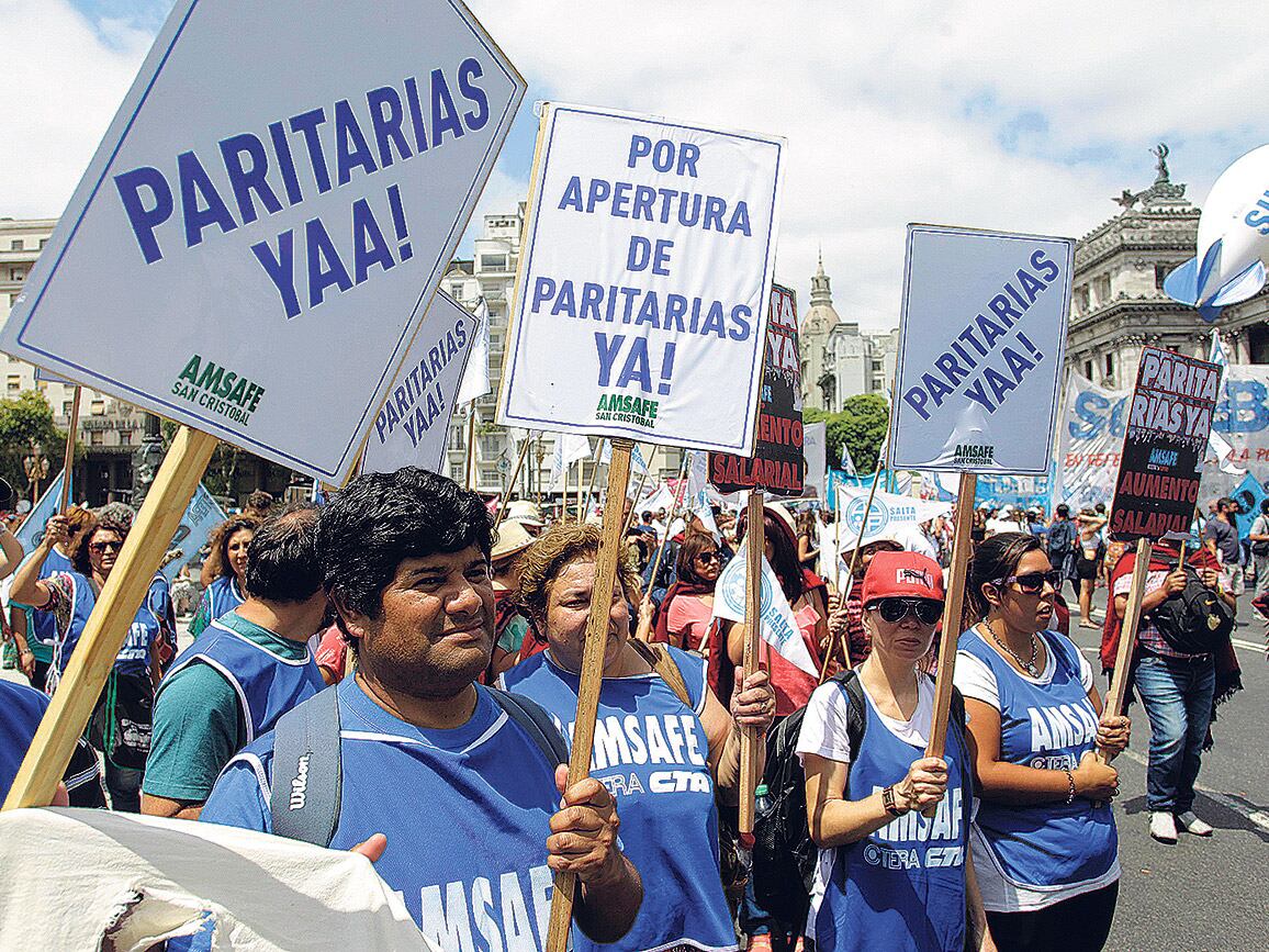 Miles de docentes protestaron ayer en la zona del Congreso nacional, en reclamo de la realización de la paritaria nacional.