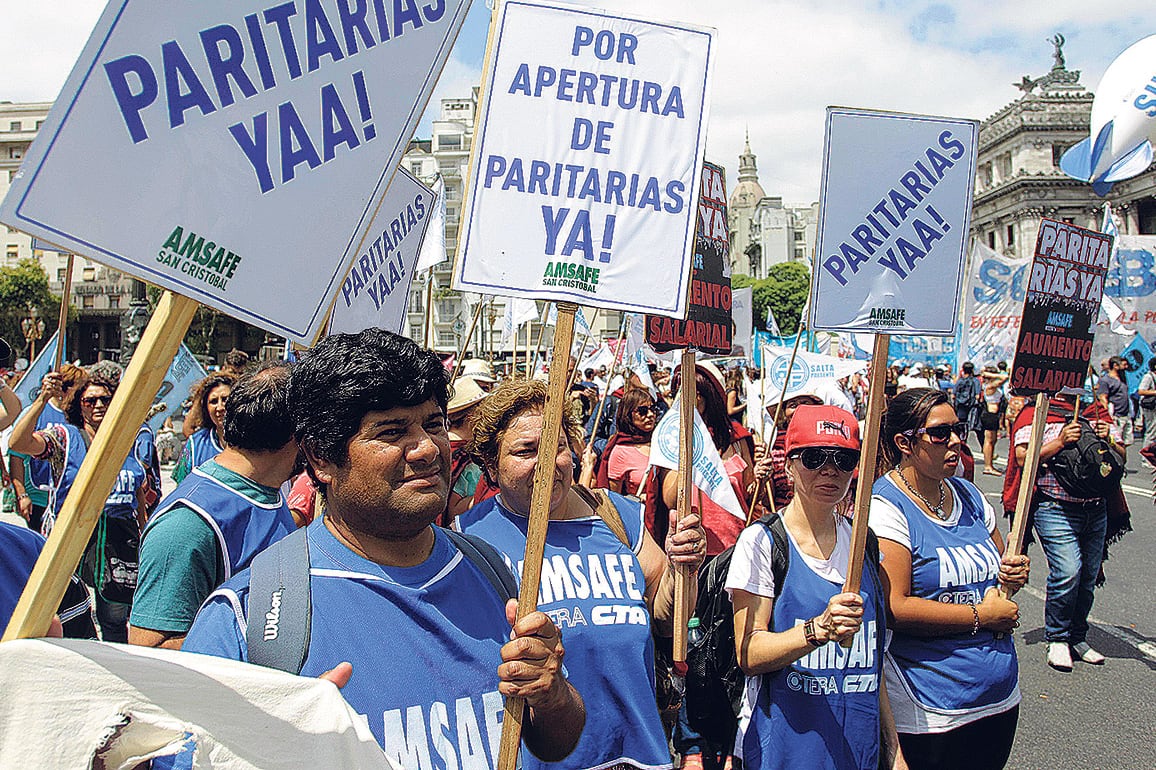 Miles de docentes protestaron ayer en la zona del Congreso nacional, en reclamo de la realización de la paritaria nacional.