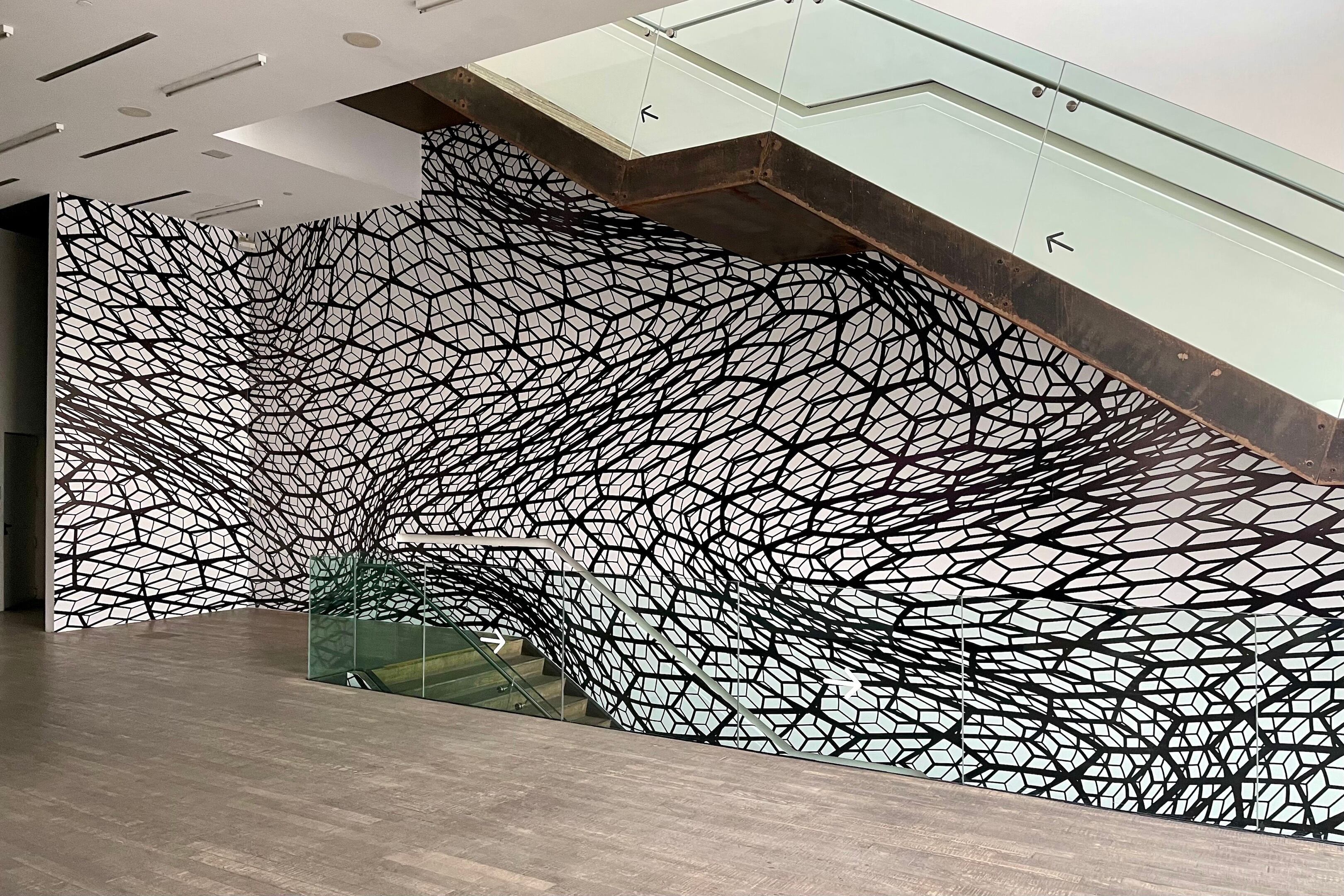 Peter Kogler: Proyecto para Fundación Proa, 2021, sin título.
Impresión digital en vinilo sobre pared. Abajo: Vincent Lamouroux: "AR.07", 2008/2021. Instalación en
madera, pintada de blanco.