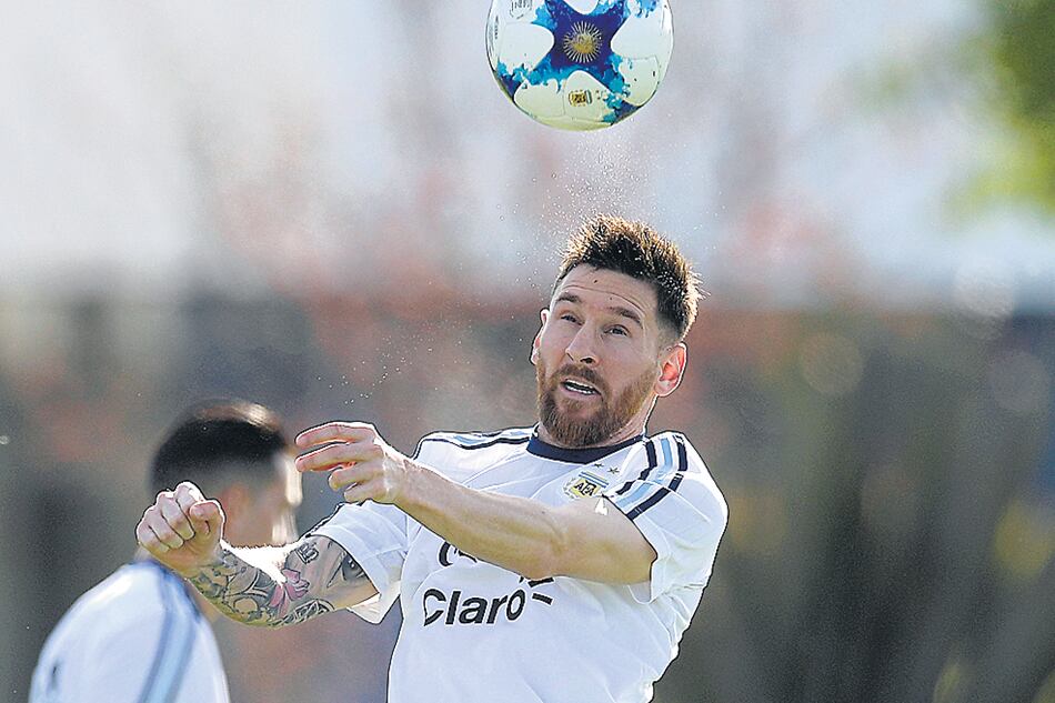 Messi llegó a la madrugada junto a Mascherano y Pérez, y trabajó en el doble turno dispuesto por Bauza.