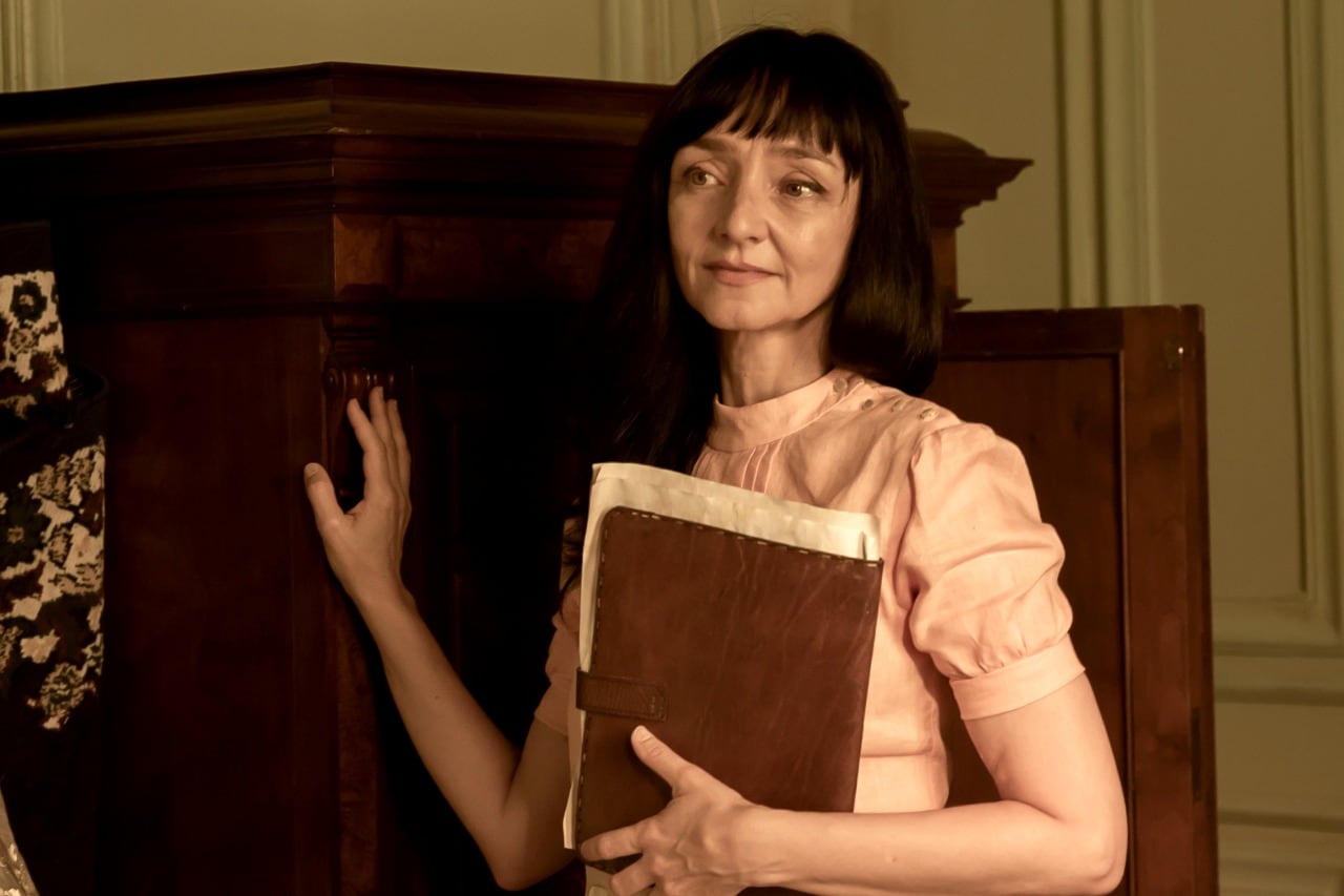 De Medeiros habla seis idiomas, y además de actuar es cineasta y cantante.