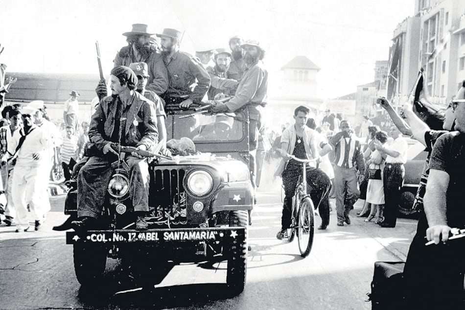 Fidel Castro entrando a La Habana con Camino Cienfuegos (izq.) el 8 de enero de 1959.