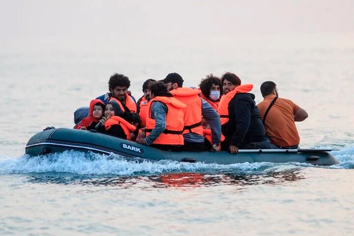 El drama de los migrantes que buscan llegar a Europa por mar en frágiles gomones, una postal que se repite.
