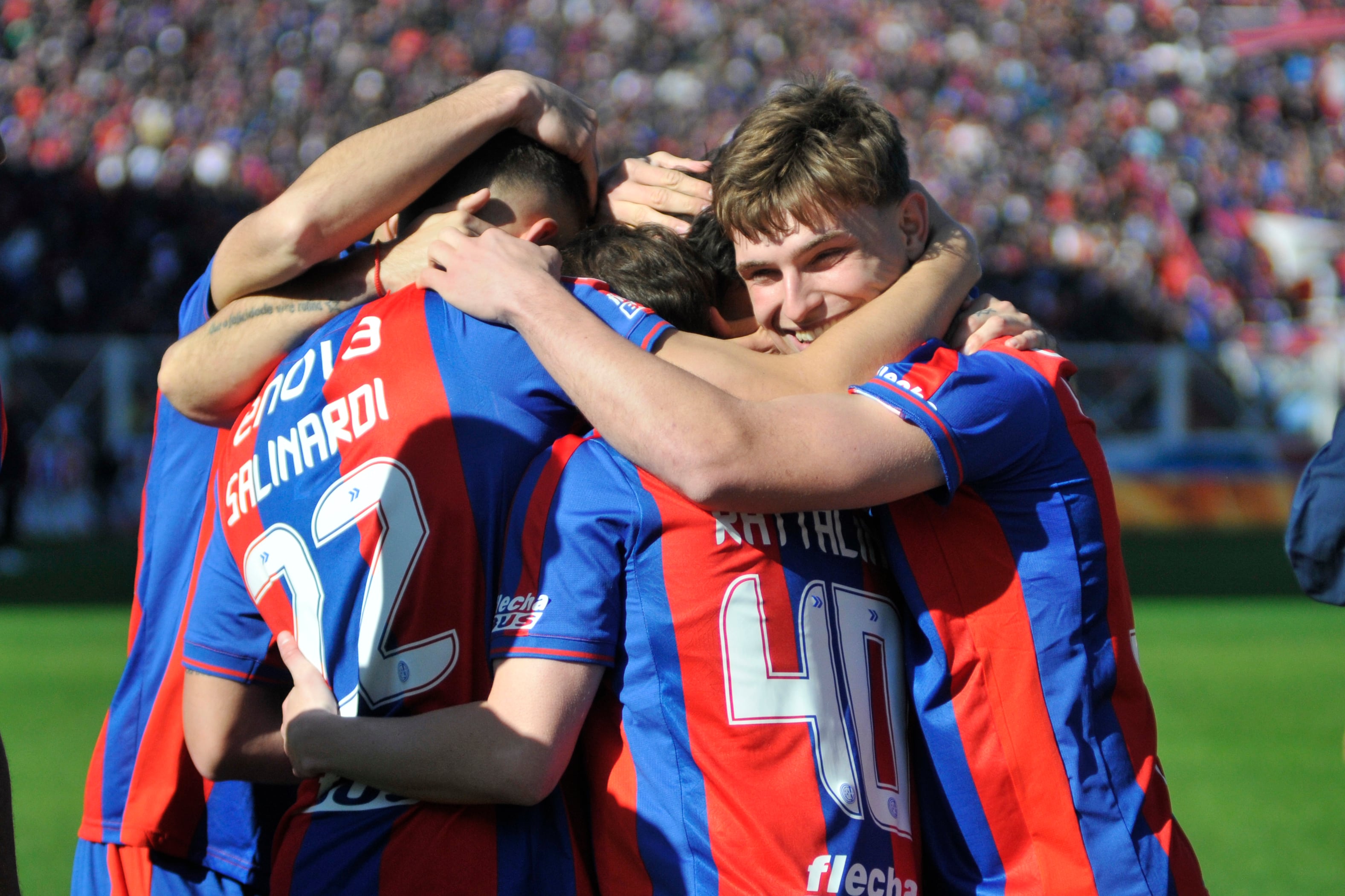 Todo San Lorenzo celebra el tanto del chico Salinardi