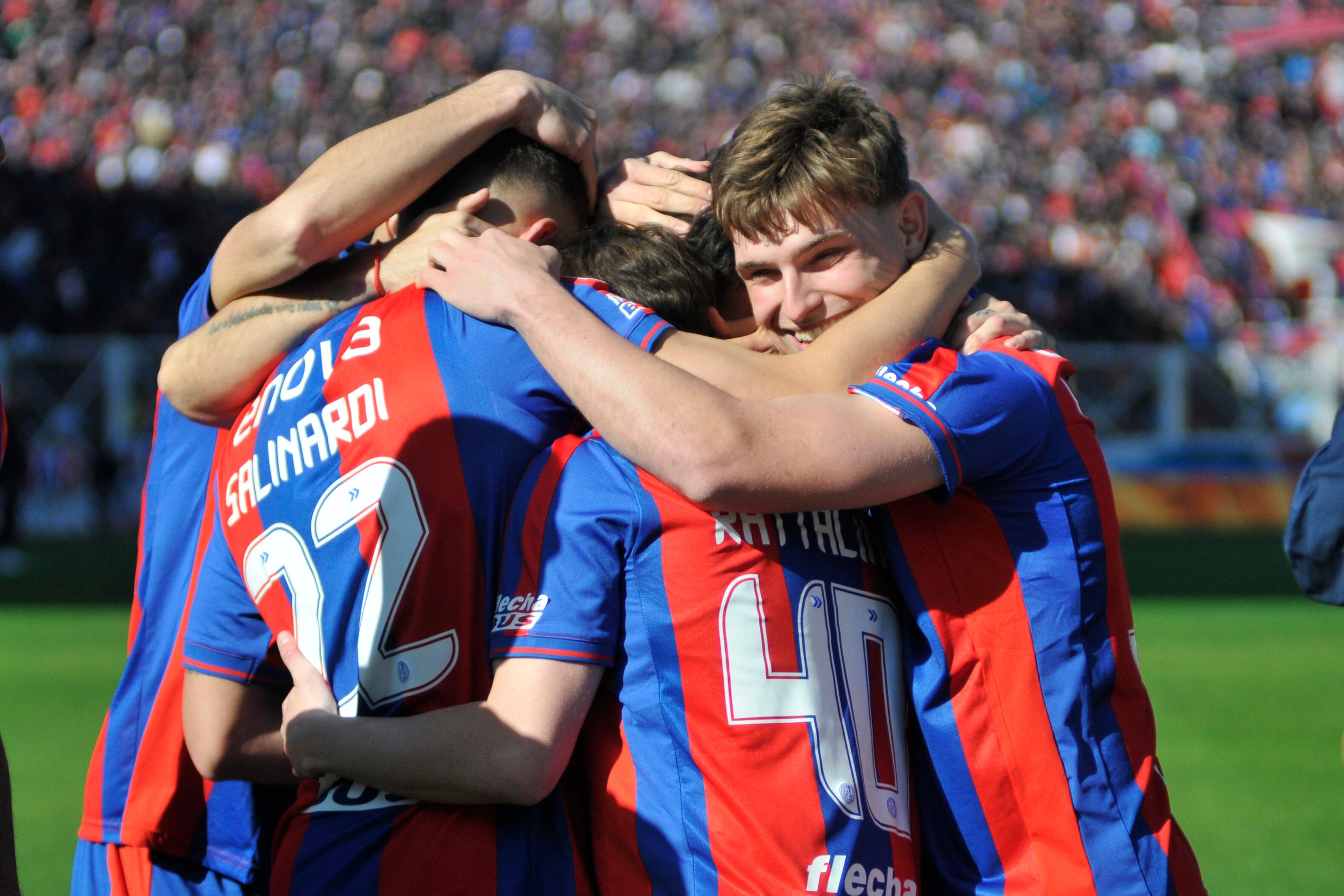 Todo San Lorenzo celebra el tanto del chico Salinardi