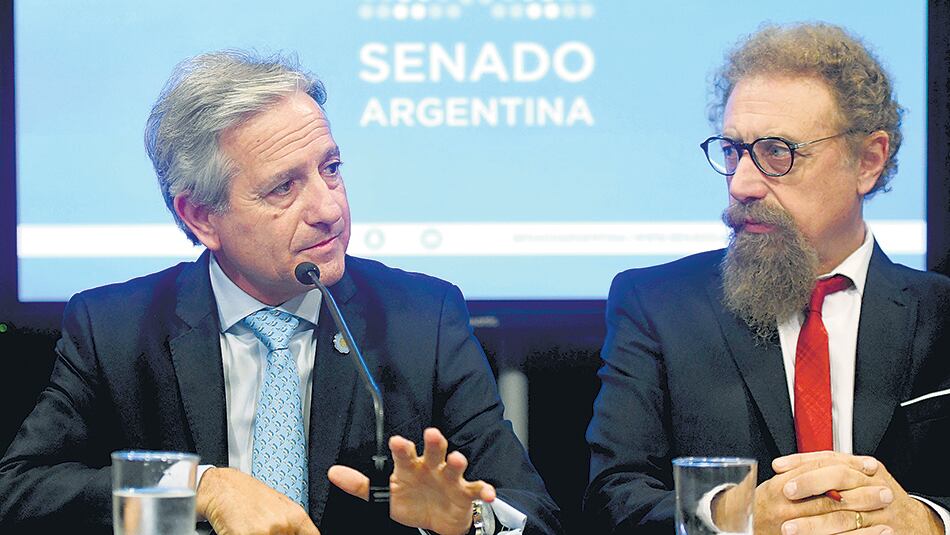 El ministro Andrés Ibarra, junto al senador Alfredo Luenzo.