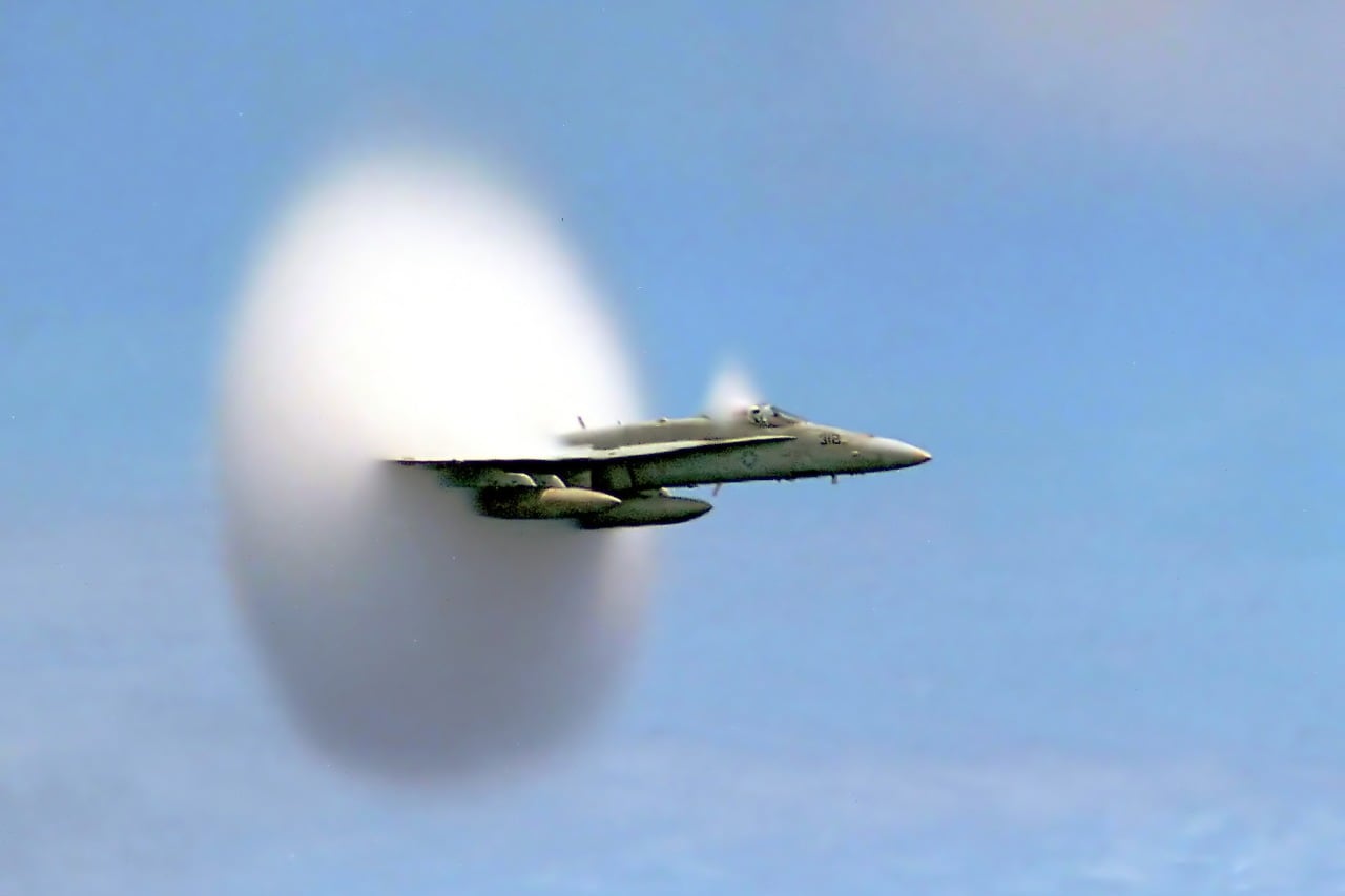 Un FA-18 Hornet rompiendo la barrera del sonido