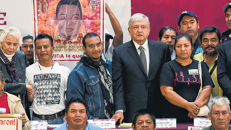 El mandatario mexicano López Obrador junto a los padres de los normalistas de Ayotzinapa.