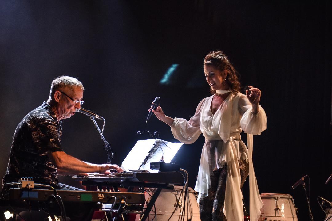 Ana Karina Rossi es cantante, actriz y periodista. En la foto, junto a Fattoruso.