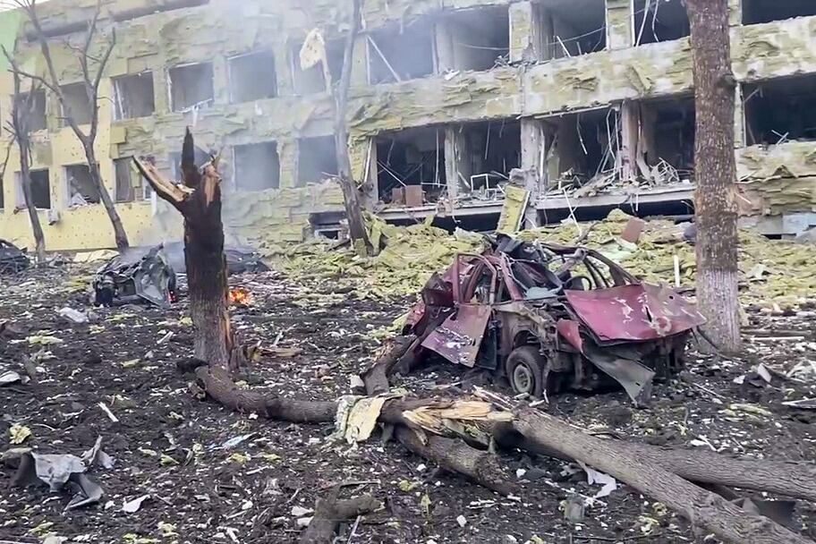Destrozos provocado por el bombardeo de las fuerzas rusas a un hospital maternal en Mariupol.