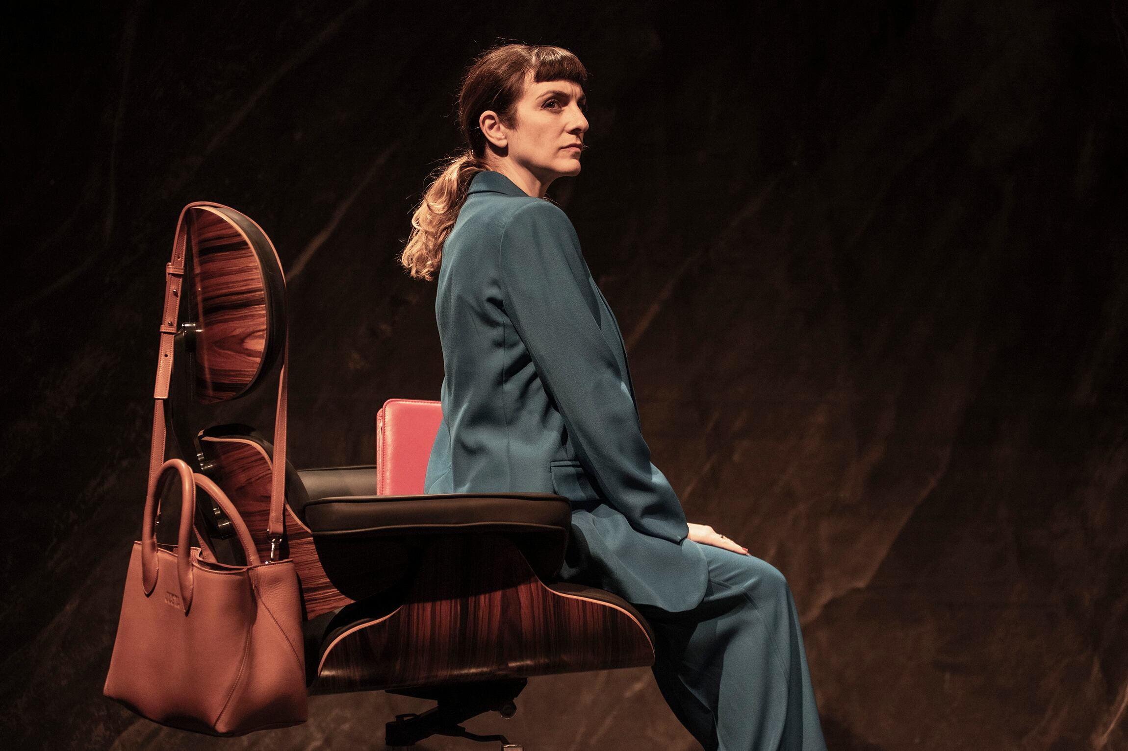 Julieta Zylberberg le pone cuerpo y voz a un viaje frenético en el cual demuestra su versatilidad actoral.