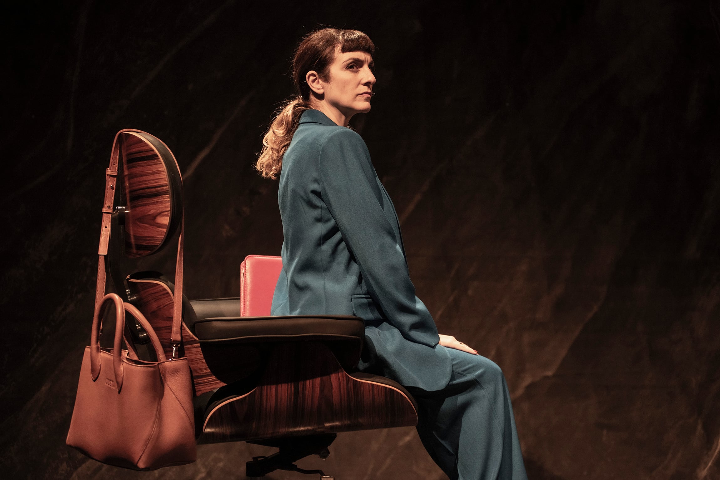 Julieta Zylberberg le pone cuerpo y voz a un viaje frenético en el cual demuestra su versatilidad actoral.