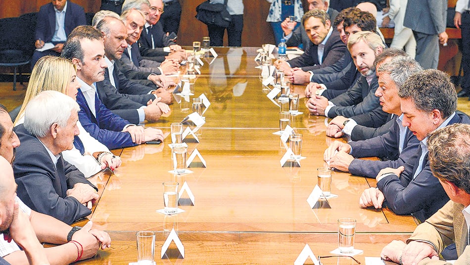 La reunión de los funcionarios del Gobierno con la gobernadora de Tierra del Fuego, empresarios y sindicalistas.