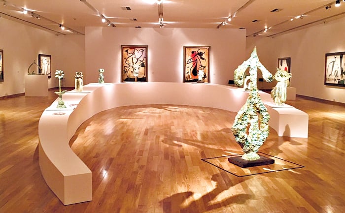 Vista parcial de la exposición de Juan Miró en el Museo Nacional de Bellas Artes.