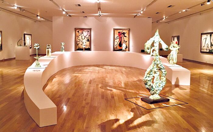 Vista parcial de la exposición de Juan Miró en el Museo Nacional de Bellas Artes.