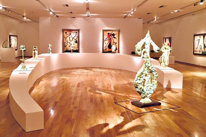 Vista parcial de la exposición de Juan Miró en el Museo Nacional de Bellas Artes.