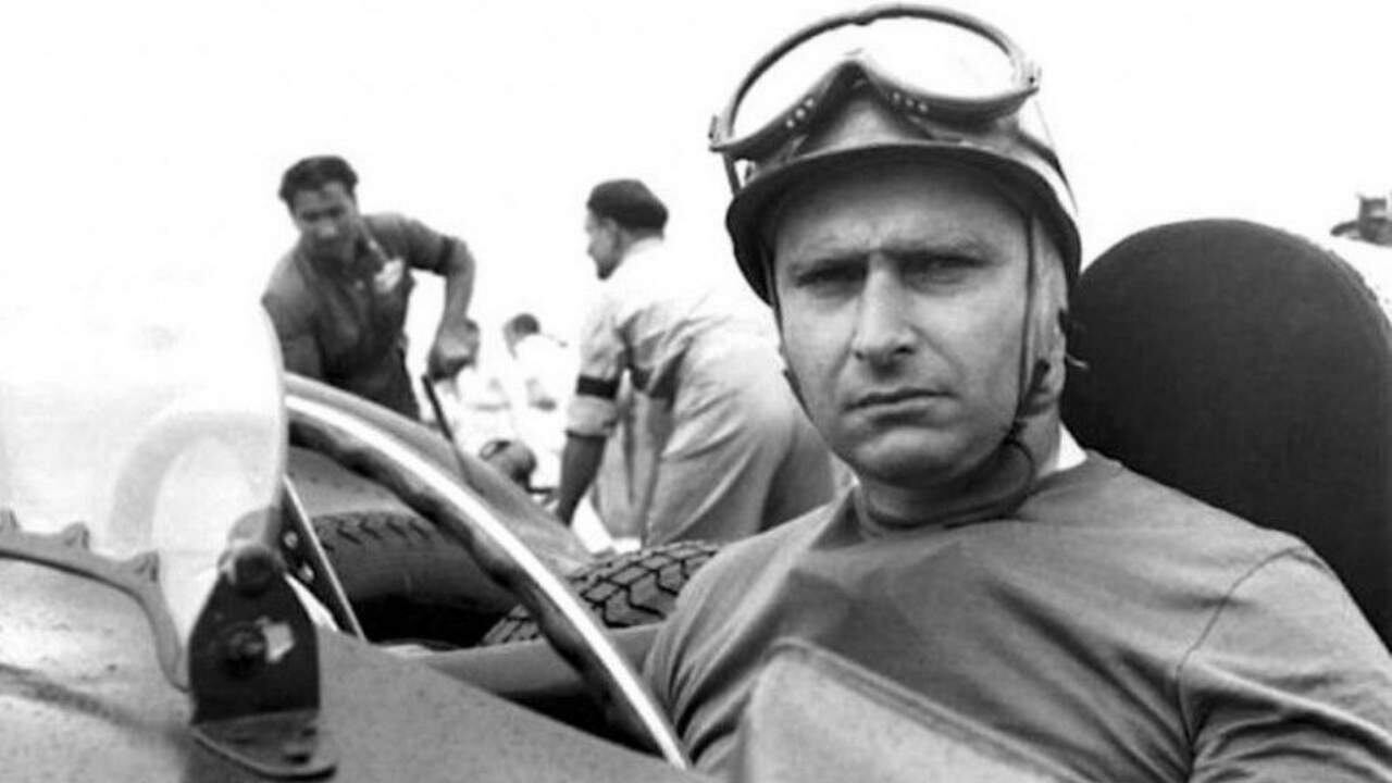 Desde chico, Fangio quería ser mecánico y su primera carrera, como acompañante, la concretó a sus 18 años. 