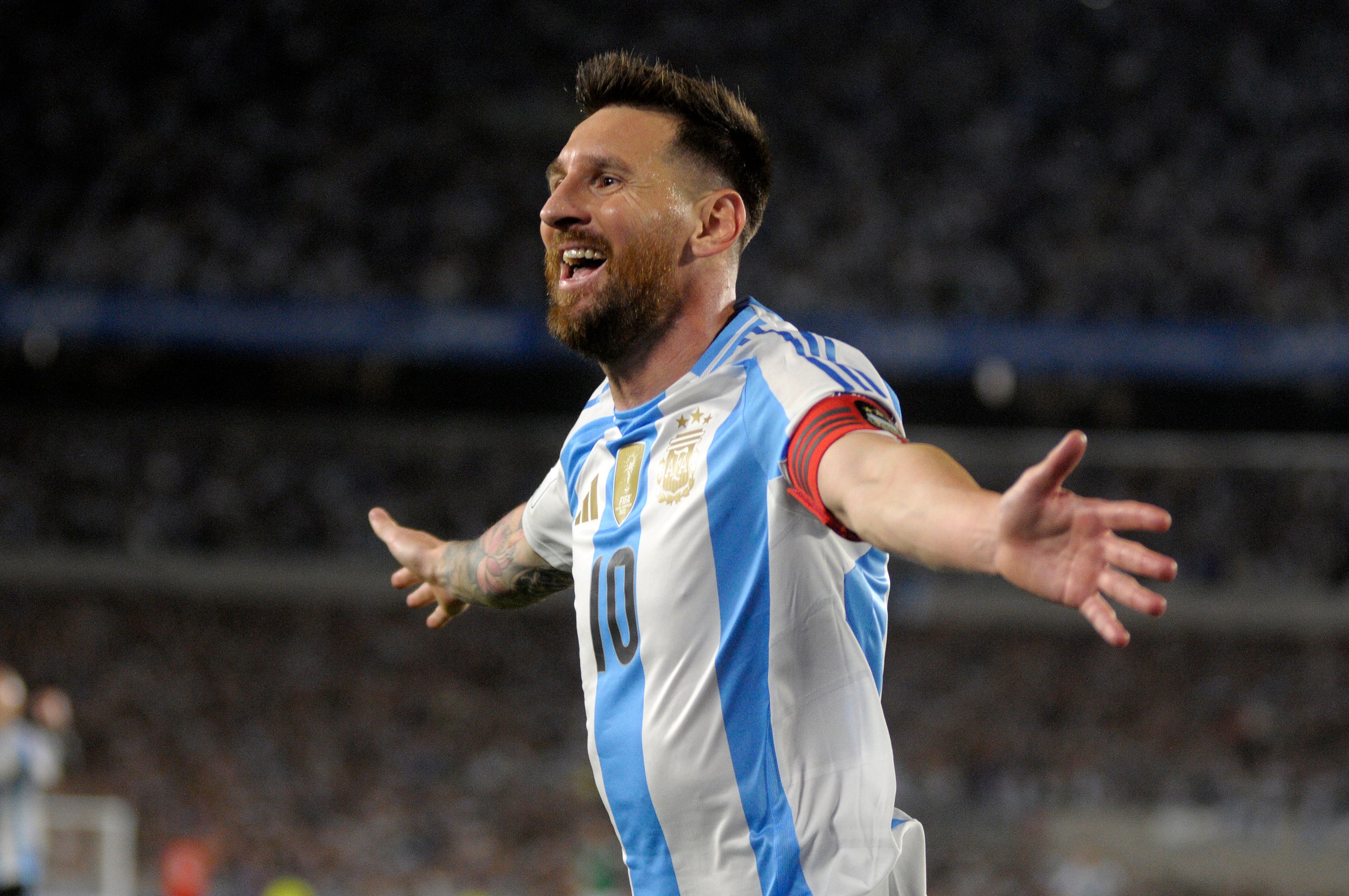 Lionel Messi, feliz en la noche mágica del Monumental.