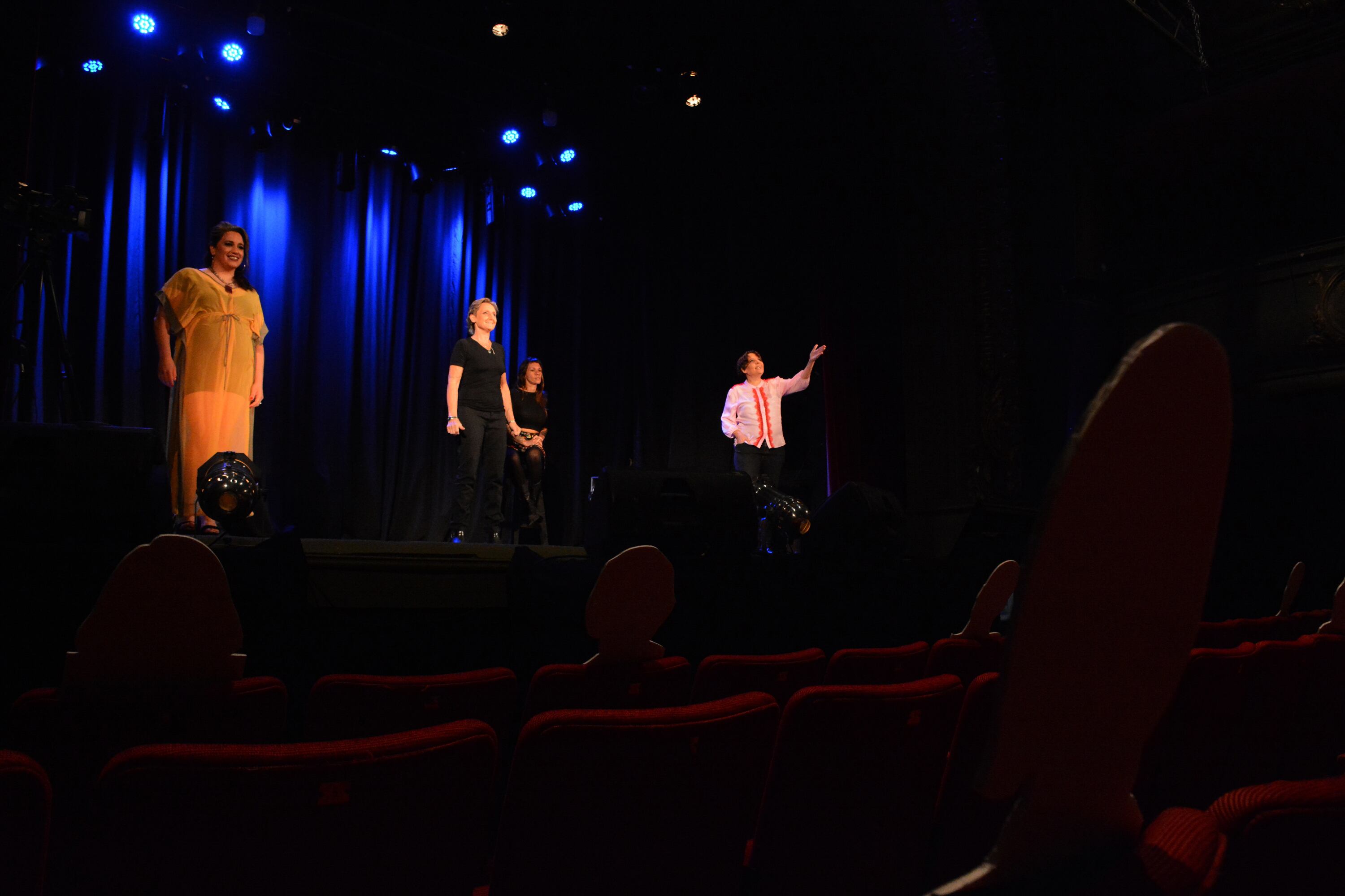 Tres mujeres hablan poco, en la Sala Lavardén.